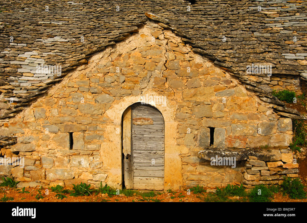 Eingang zu einer halb-verlassenen Höhlenwohnungen Weinkeller in Entre-Deux-Monts in der Nähe von Rivière-Sur-Tarn, Aveyron, Frankreich Stockfoto