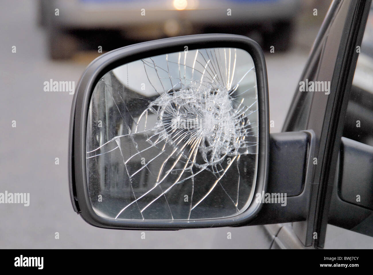 Rückspiegel - Seitenspiegel gebrochen Splitter Glasscherben defekt Schaden Schaden Kollision Auto Kfz p Stockfoto