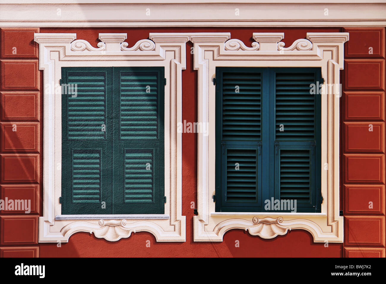 Architektur-Details, zwei Fenster, eine wahre und die anderen Trompe L' oeil Stockfoto