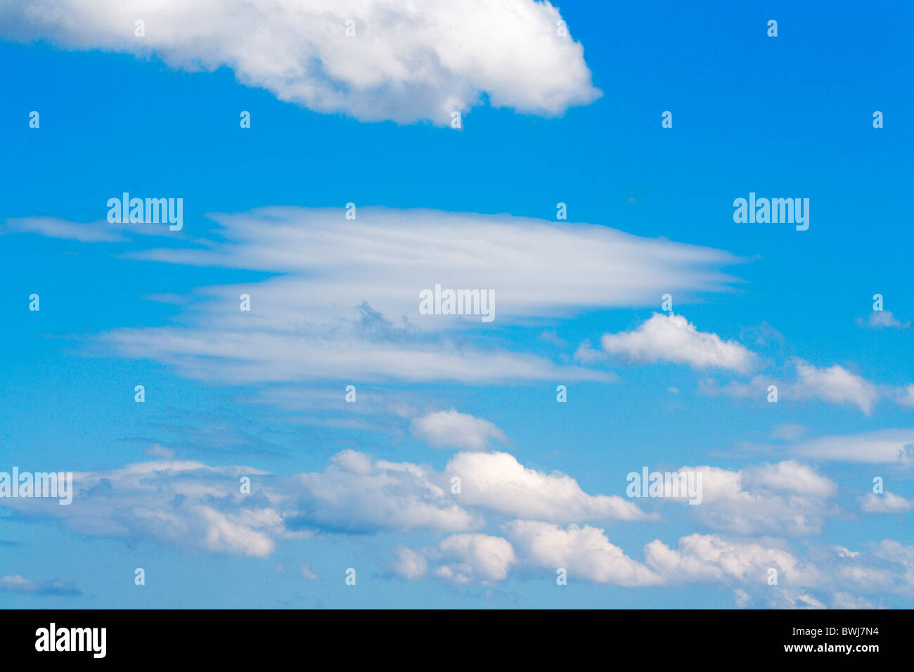 Luft-Atmosphäre Hintergrund Hintergründe blaue Wolke Wolken Farbe Farbe  tagsüber äußeren natürlichen Hintergrund N Stockfotografie - Alamy