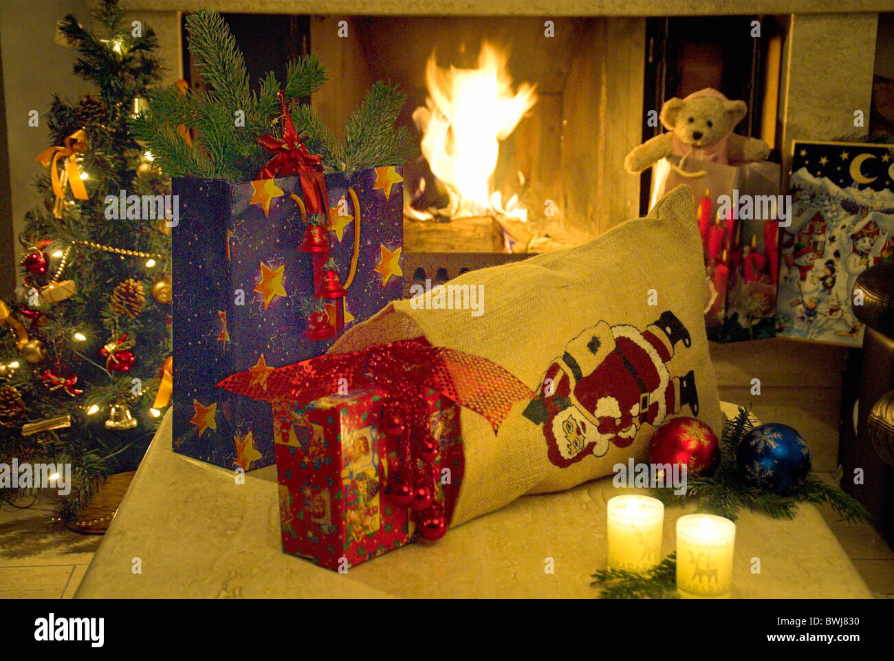 https://c8.alamy.com/compde/bwj830/noch-leben-noch-weihnachtsgeschenke-leckereien-tasche-weihnachtsbaum-weihnachtsbaum-schornstein-kamin-kaminfeuer-ca-bwj830.jpg