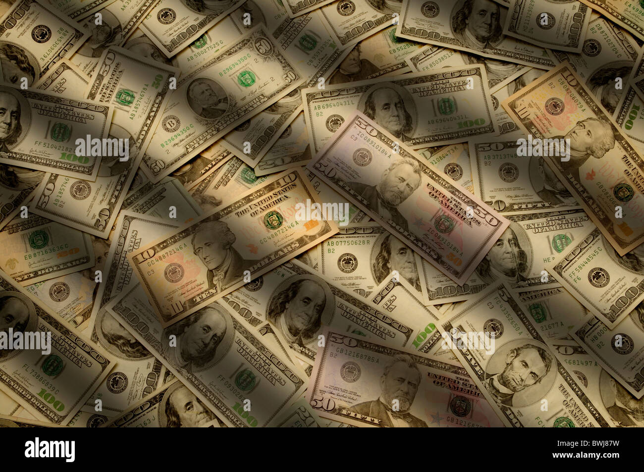 Amerikanischen Banknoten oder Rechnungen verschiedener Konfessionen dramatisch beleuchtet Stockfoto
