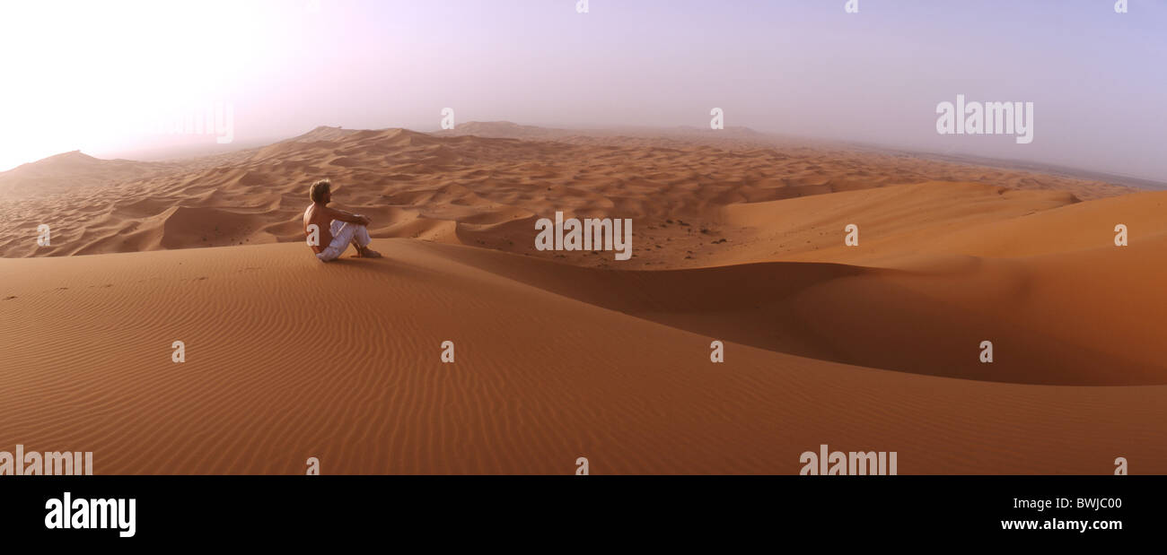 Mann sitzt sitzende Freiheit Freiheit verlassen Freiraum leere einsam Einsamkeit Sahara Wüste Landschaft Stockfoto