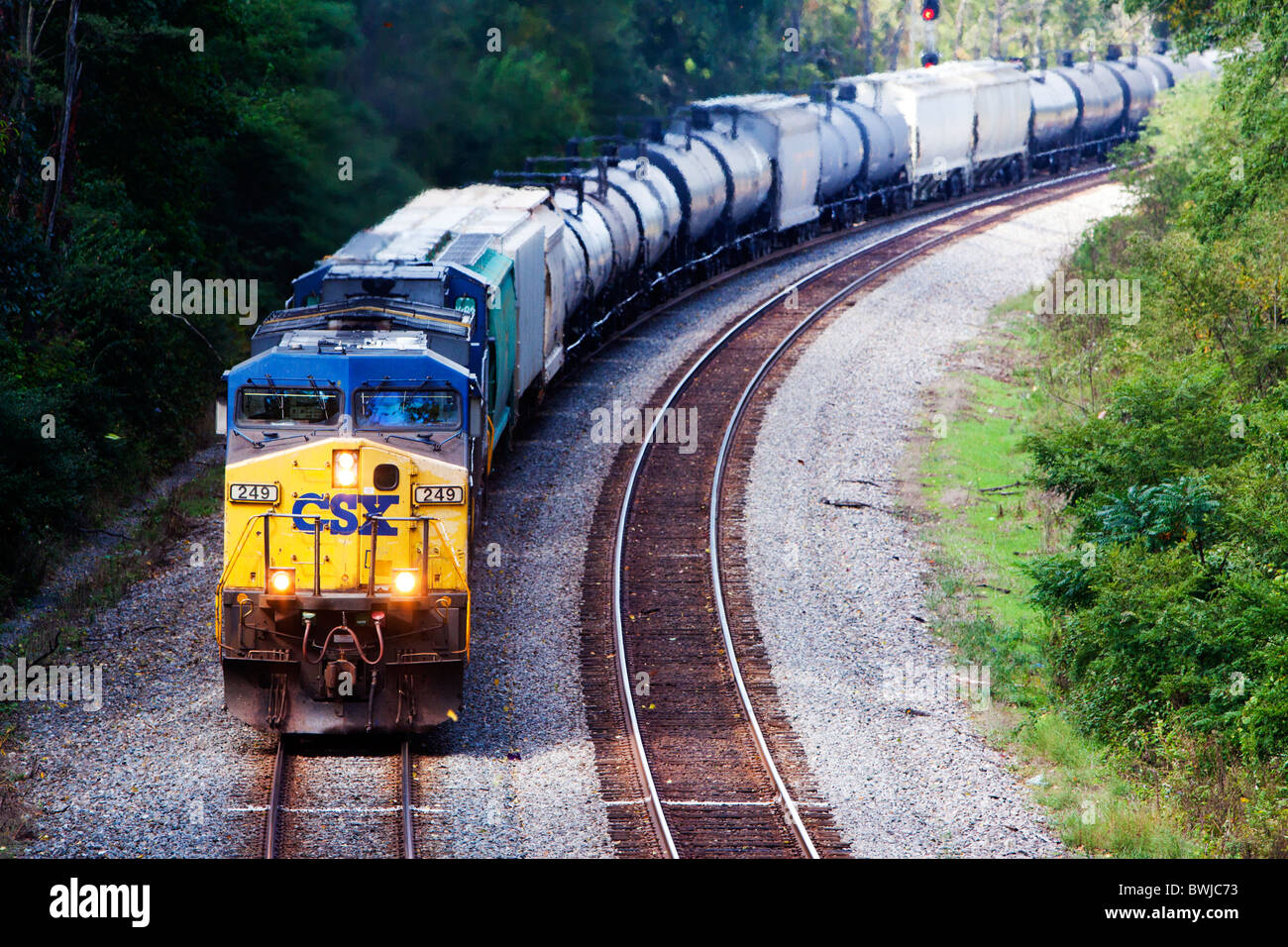 Ein CSX-Güterzug in ländlichen Indiana. Stockfoto