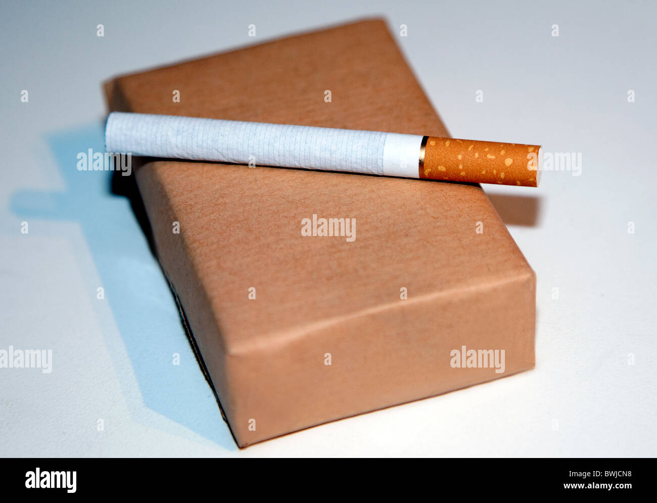 Zigaretten dürfen in Großbritannien in einfache braune oder graue Pakete verkauft werden Stockfoto