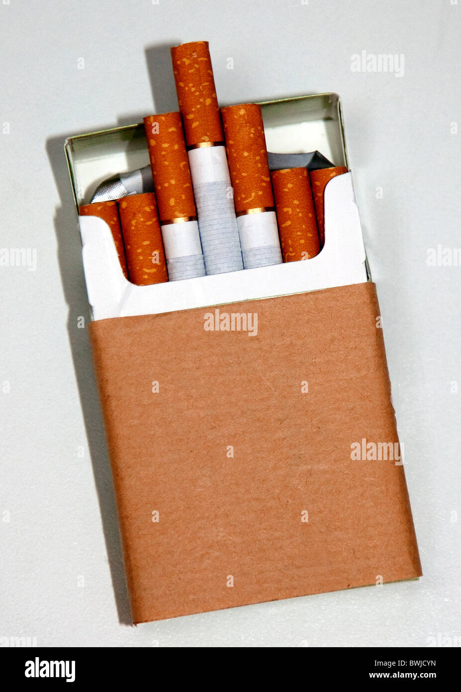 Zigaretten dürfen in Großbritannien in einfache braune oder graue Pakete verkauft werden Stockfoto
