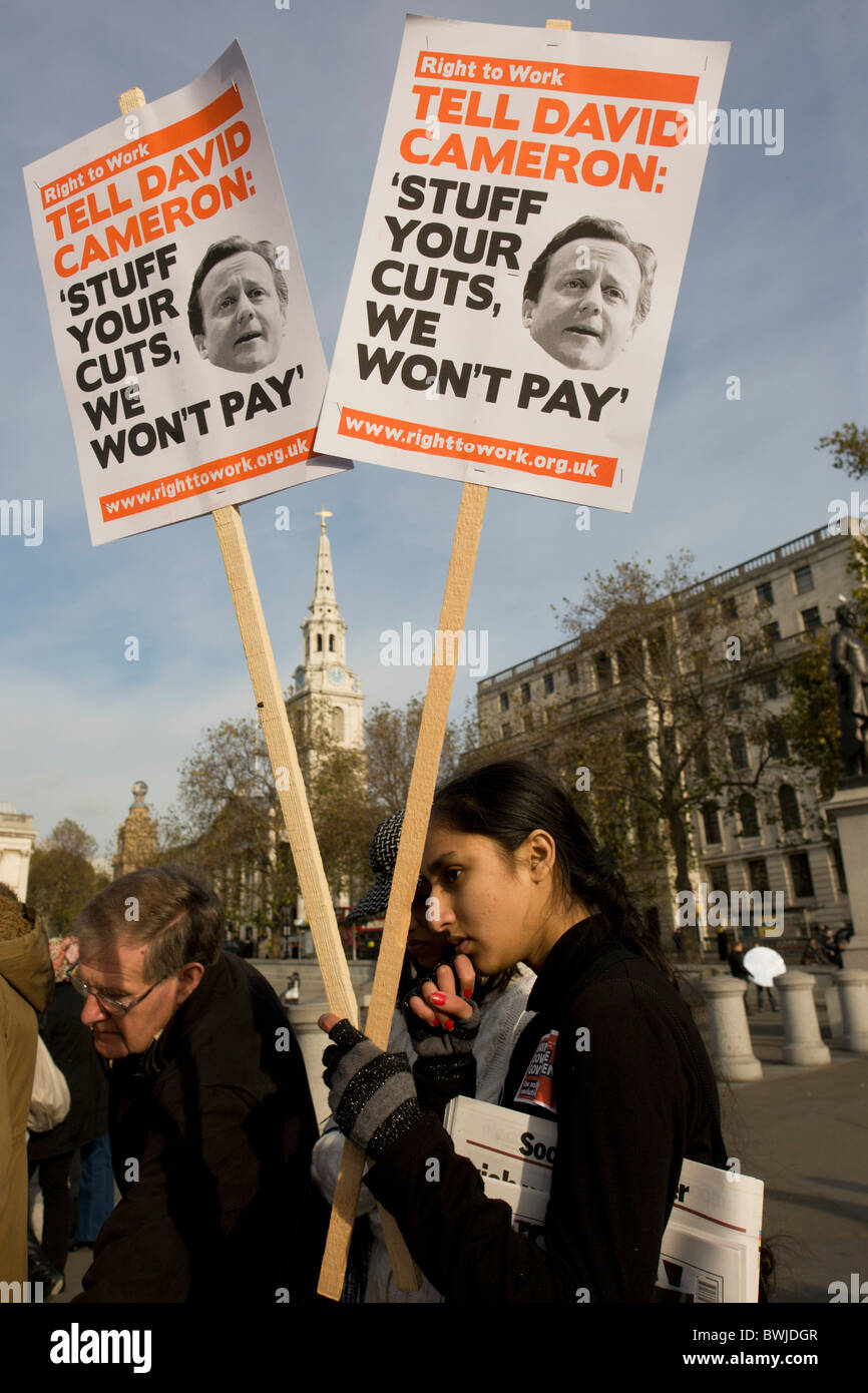 Junge Schülerin Unterschrift der Petition bei Protest gegen Regierung Bildung schneidet auf dem Trafalgar Square Stockfoto