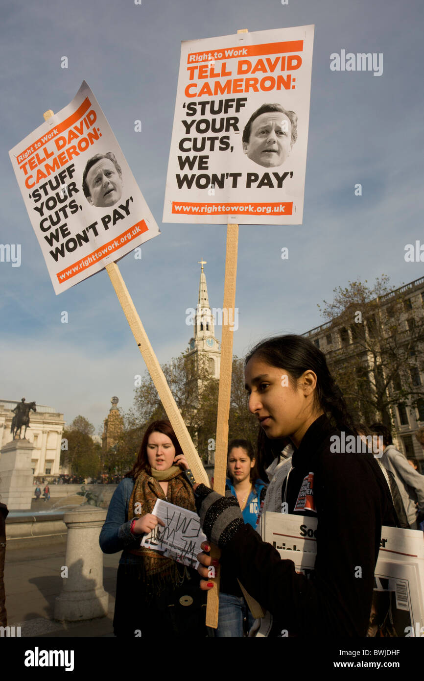 Junge Schülerin Unterschrift der Petition bei Protest gegen Regierung Bildung schneidet auf dem Trafalgar Square Stockfoto