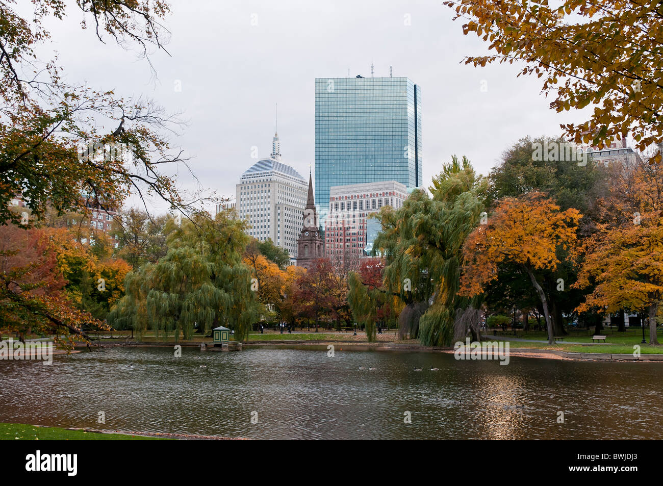 USA, Massachusetts, Boston. Boston Public Garden Hancock Tower im Hintergrund im Herbst Stockfoto