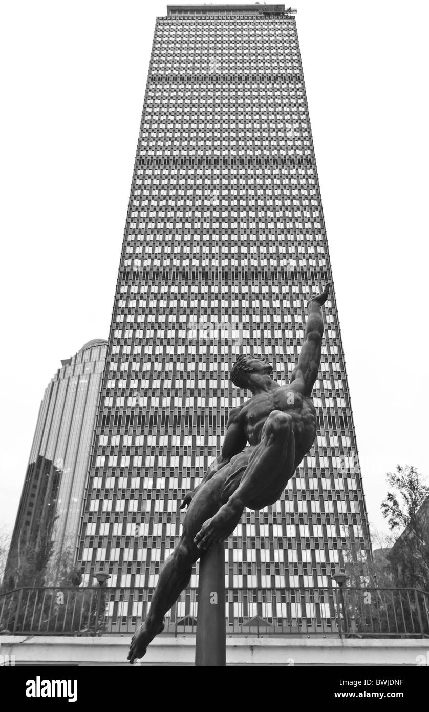 USA, Massachusetts, Boston Prudential Building und Quest ewige Statue von Donna De Lure Stockfoto