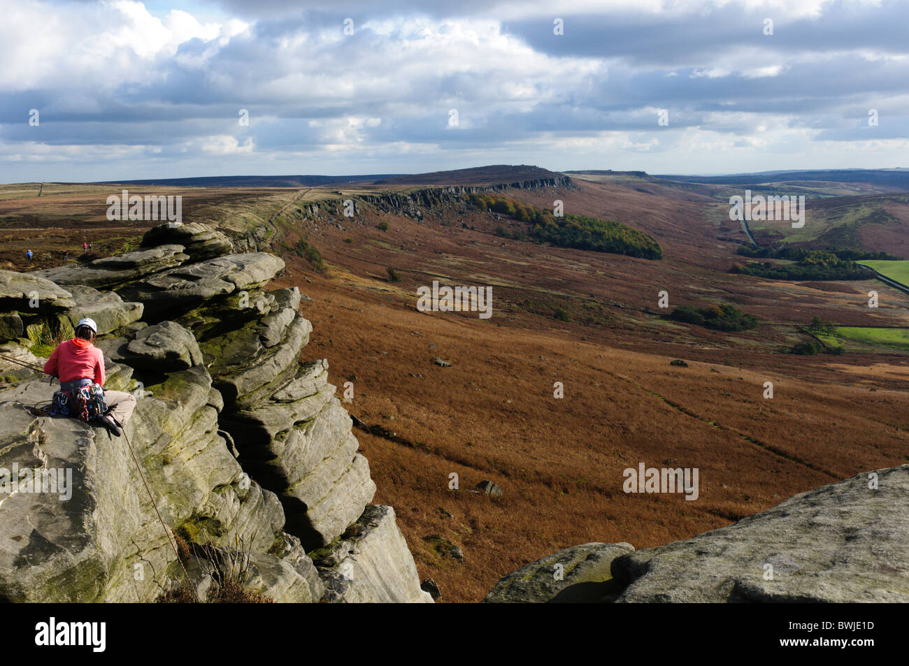 Weibliche Kletterer auf Stanage Edge im Peak District, Derbyshire, England Stockfoto