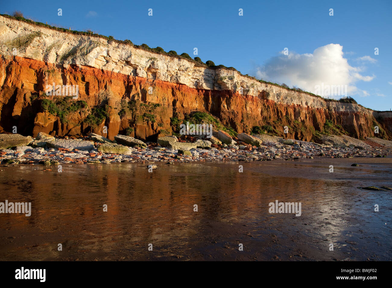 Die Multi farbige Klippen und Strand von Hunstanton, West Norfolk. Stockfoto