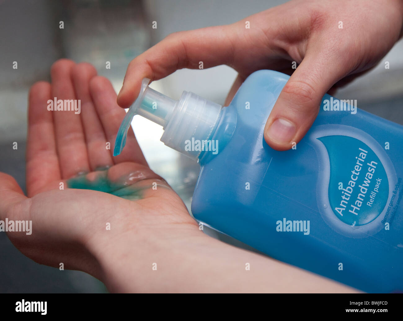 Waschen die Hände mit Antibakterielle Handwäsche. London Stockfoto