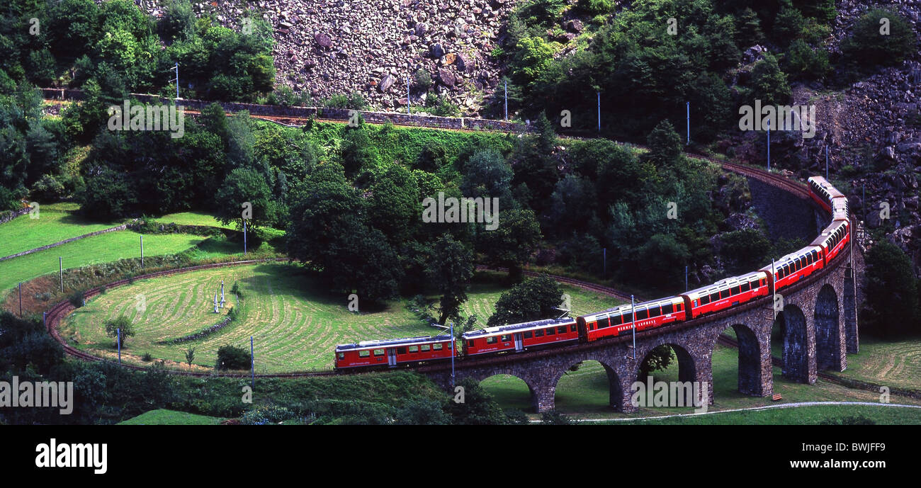 Bernina express-Zug Berninabahn der Rhätischen Bahn Brusio Viadukt Kreis  Schleife Eisenbahn Graubünden Graubünden Sw Stockfotografie - Alamy