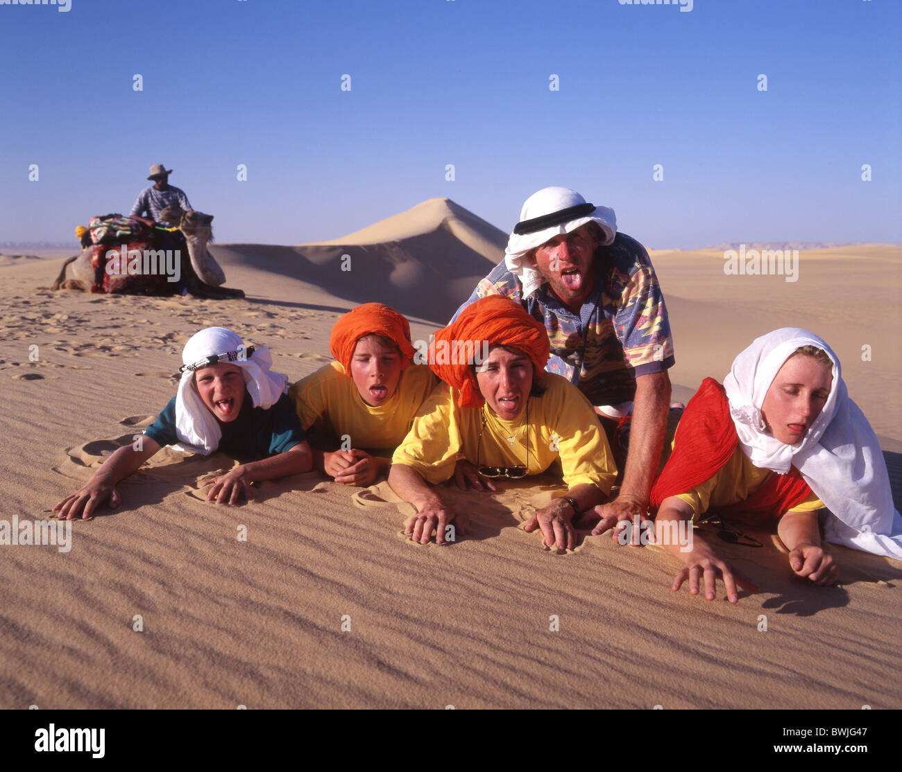 Familienporträt Wüste Durst heißen Durst Humor amüsant Nordafrika Sahara Ägypten touristische Kamel Hitze prob Stockfoto