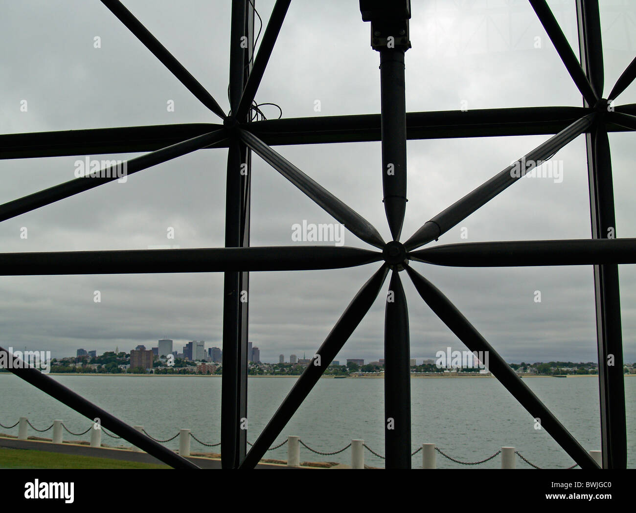 Blick auf und durch Pavillon Struktur der John F. Kennedy Library, Boston, Massachusetts Stockfoto
