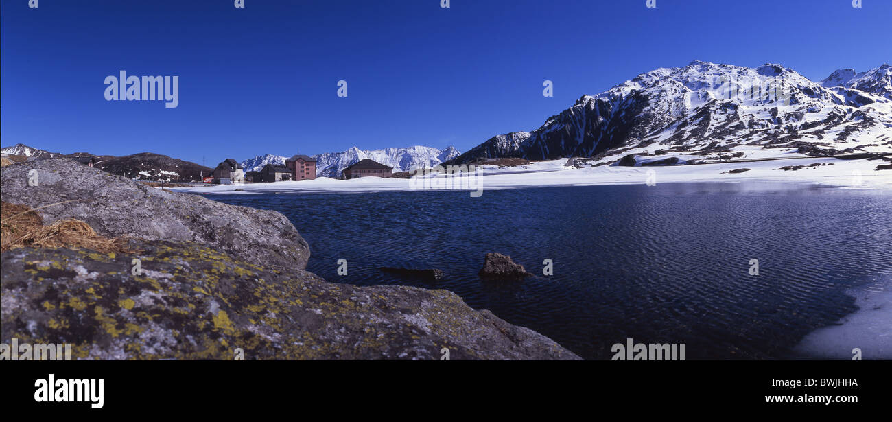 Gotthard pass Höhe Gotthardpass See Schnee Landschaft Landschaft Berge Alpen Kanton Tessin Schweiz Eur Stockfoto