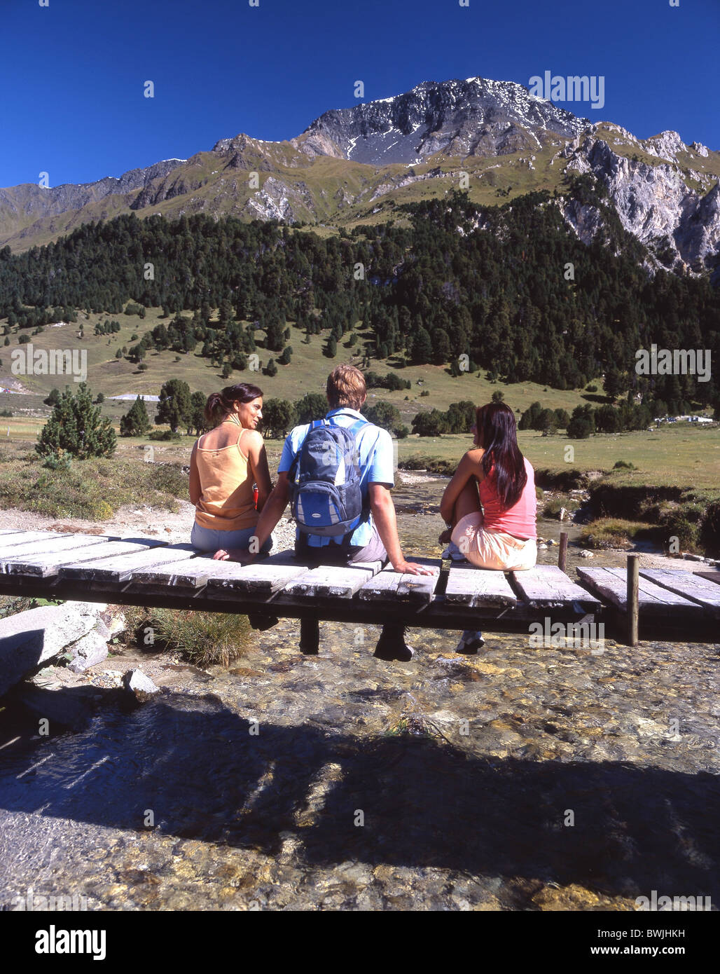 Gruppe Wanderer Rest Pause Stop Sit Brücke Fuß Brücke Bach Bach Wandern Lukmanier Kanton Tessin Schweiz Stockfoto