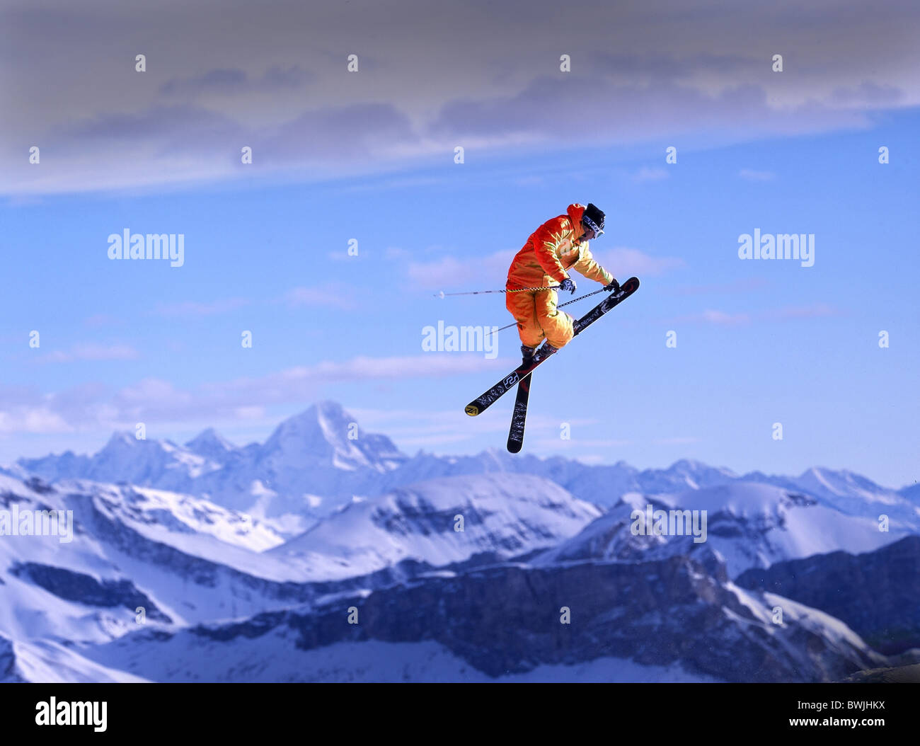 Kostenlose Skingi Schanze Aktion Himmel Wintersport Winter Berge Alpen Glacier 3000 Les Diablerets Kanton Waadt Stockfoto