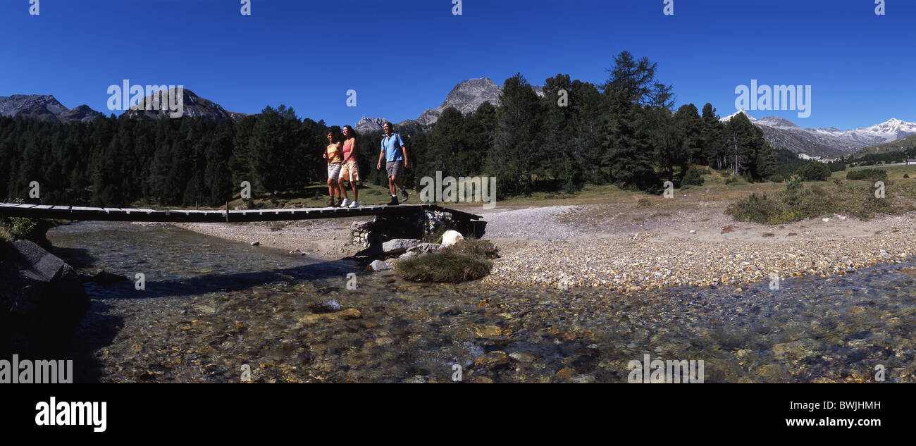 Gruppe Wanderer Brücke Fuß Brücke Bach Bach Wandern Lukmanier Kanton Tessin Schweiz Europa Bergen Al Stockfoto