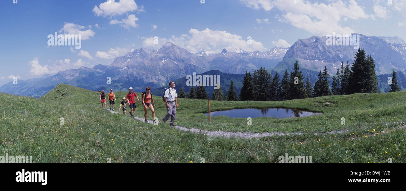 Wandern Gruppe Wanderer Weise See Berg See Pool Pfütze ersparen Zeit Berge Alpen Landschaft Landschaft Adelbod Stockfoto