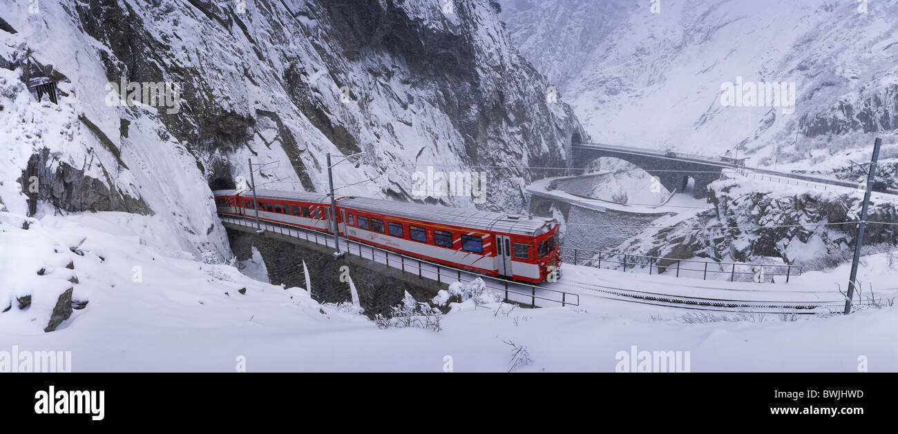 Schollenen Teufelsbrücke Schollenenschlucht Gulch Winter Zug Matterhorn Gotthard Straße Eisenbahn Transport sno Stockfoto