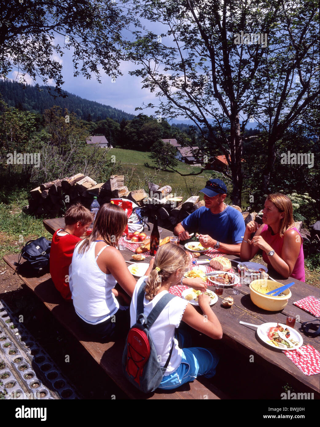Familien-Picknick-Tisch-Schreibtisch Essen Freizeit Sommer Ausflug Vue des Alpes Kanton Neuchâtel Swi Zusammensein Stockfoto