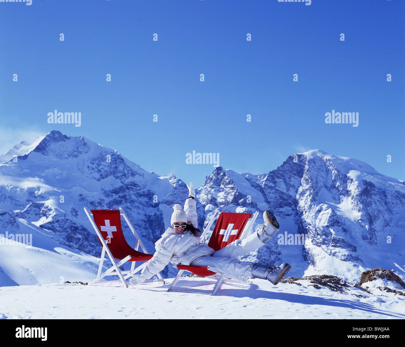 Frau Mütze Hut Winter Jacke Spaß Witz Freude Winter Liegestuhl nehmen es  einfach entspannen Schweizer Kreuz Sonnen Berg Stockfotografie - Alamy