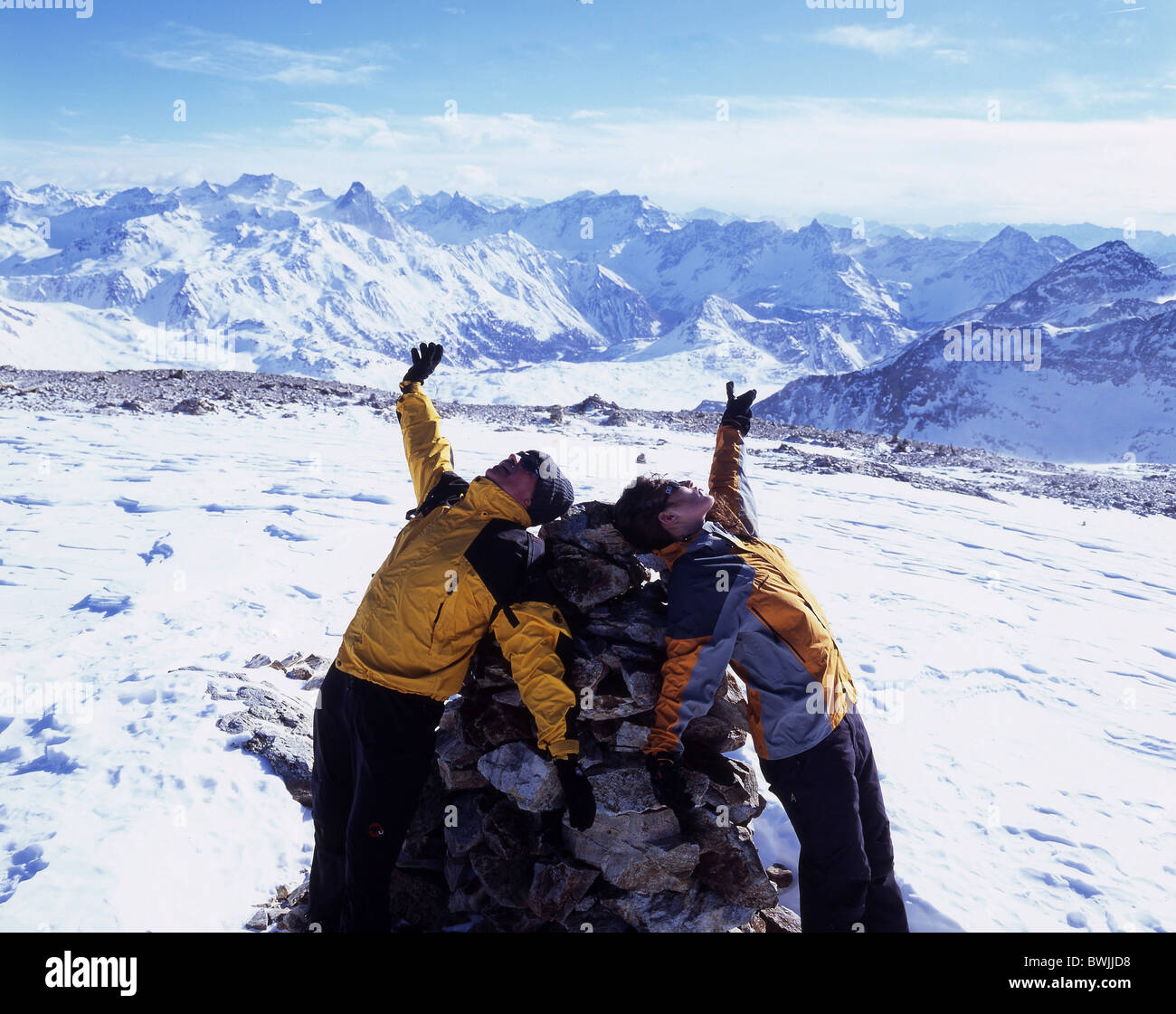 Paar Spaß Witz Winter Wanderung Diavolezza nach der Sitzung Queder Winter Winterwandern zu Fuß Wandern Hütte Stockfoto