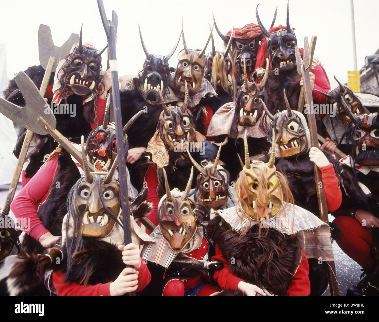 Flums Gruppe Karnevalskostüme Masken Holzmasken schnitzen Maske Kanton St.  Gallen Schweiz Europa Sarganser Stockfotografie - Alamy