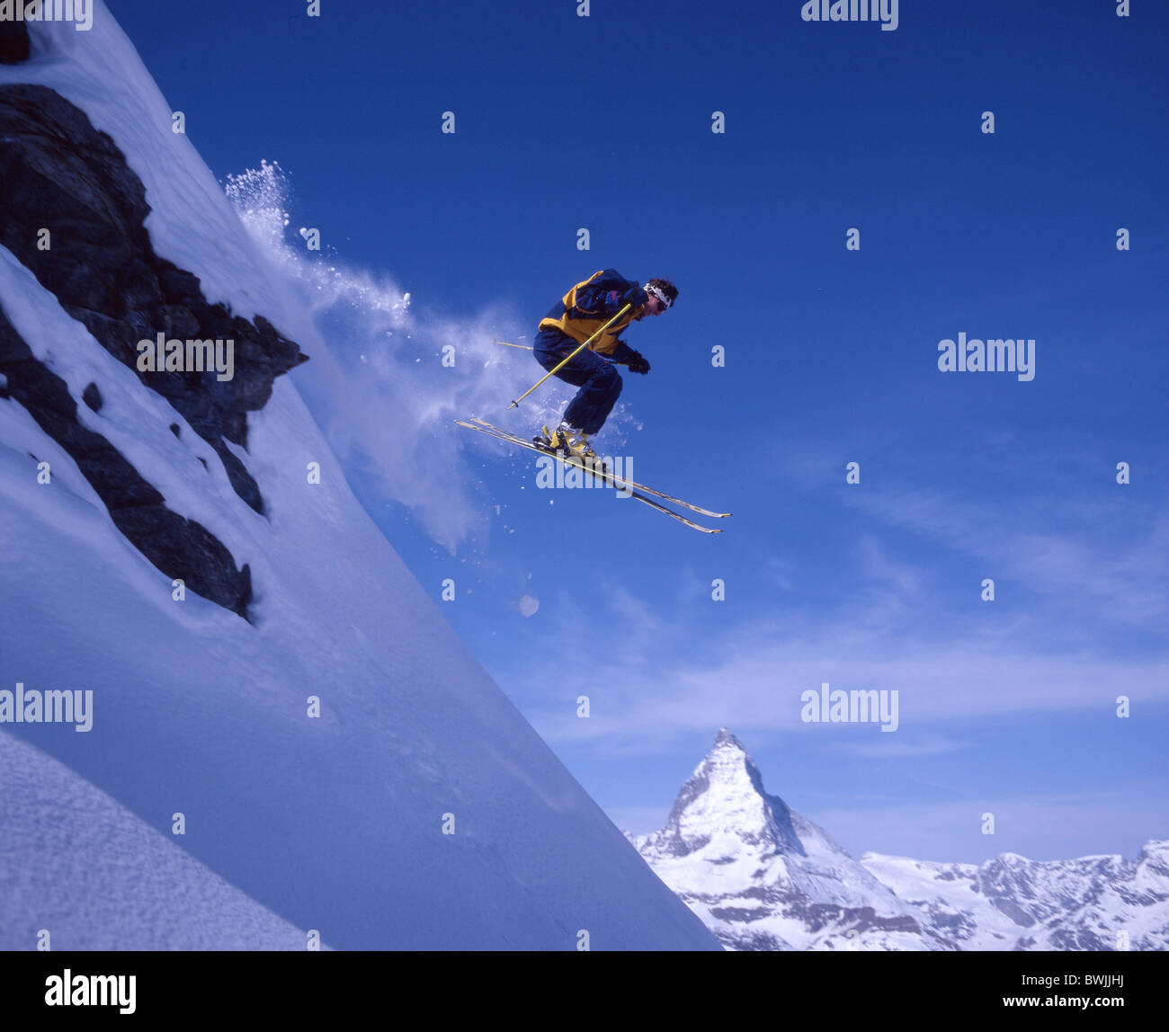 Skifahren Ski Sprung Aktion Steilhang Freeride Tiefschnee Berge Alpen Schnee Wintersport Wintersport Stockfoto