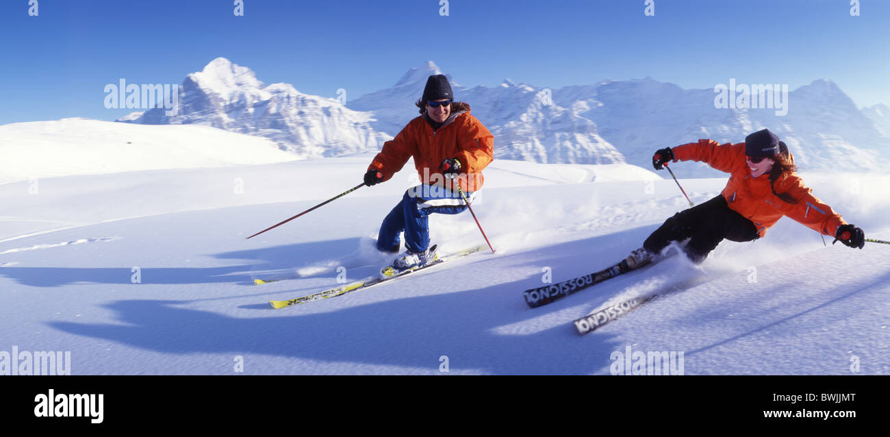 Paar Ski Skifahren Carving Ski Schnee Wintersport Sport Tiefschnee Freeriden Berge Alpen Grindelwald Stockfoto