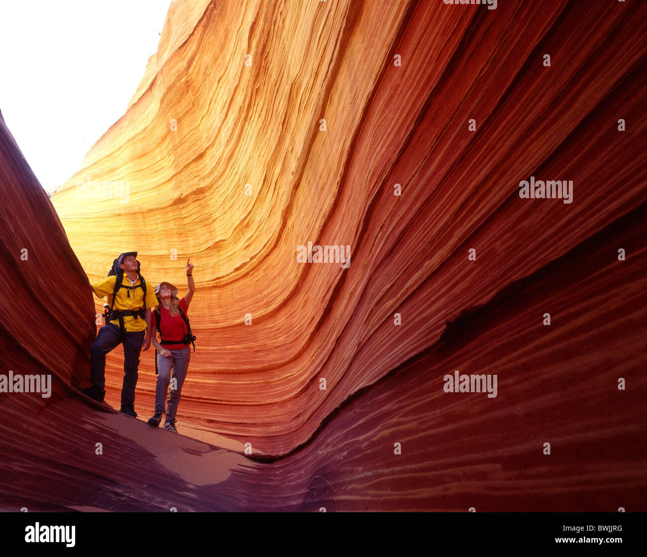 Paar Rock Cliff Erosion polierte trekking Touristen zu Fuß Wandern Urlaub Urlaub Vermillion Cliffs USA Stockfoto