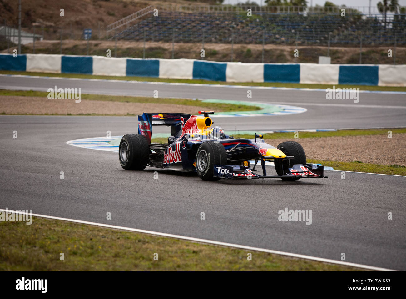 Sebastian Vettel in der 2010-Jerez-Praxis in seinem Red Bull RENAULT, Formel-1-Rennwagen, verlassen die Schikane. Stockfoto