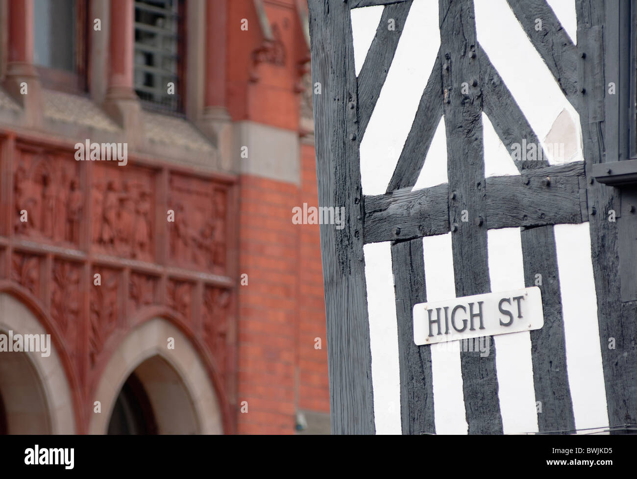 Abstraktes Bild bestehend aus High Street Schild am Tudor-Gebäude und das Rathaus von Stratford-upon-Avon, England. Stockfoto