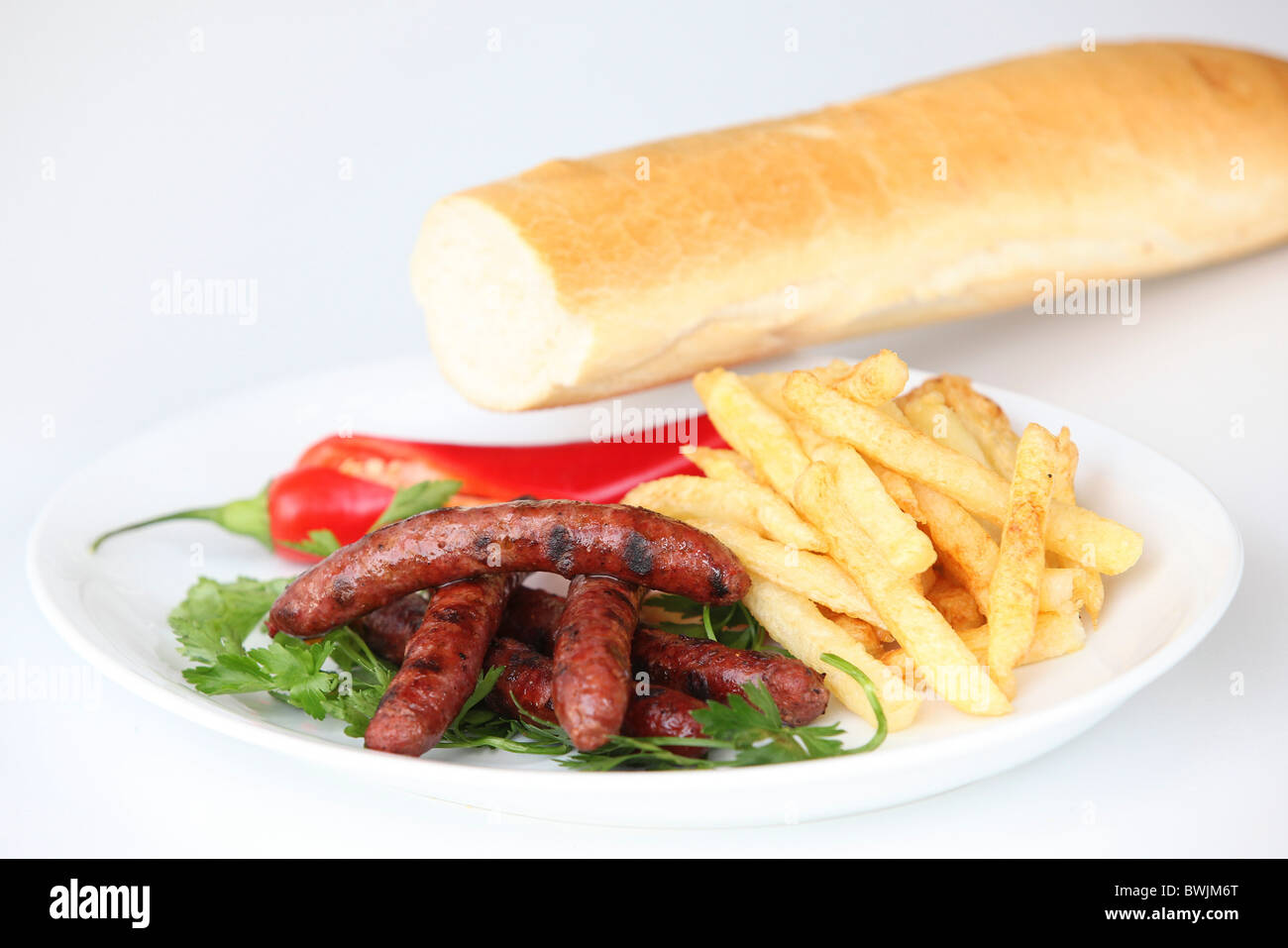 Char gegrillt Merguez Würstchen mit Pommes frites Stockfoto