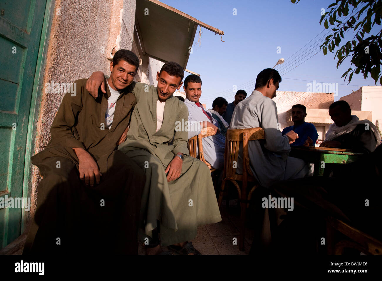 Agyptische Manner Spielen Domino Alte Stadt Von Mut Dakhla Oase Agypten Stockfotografie Alamy