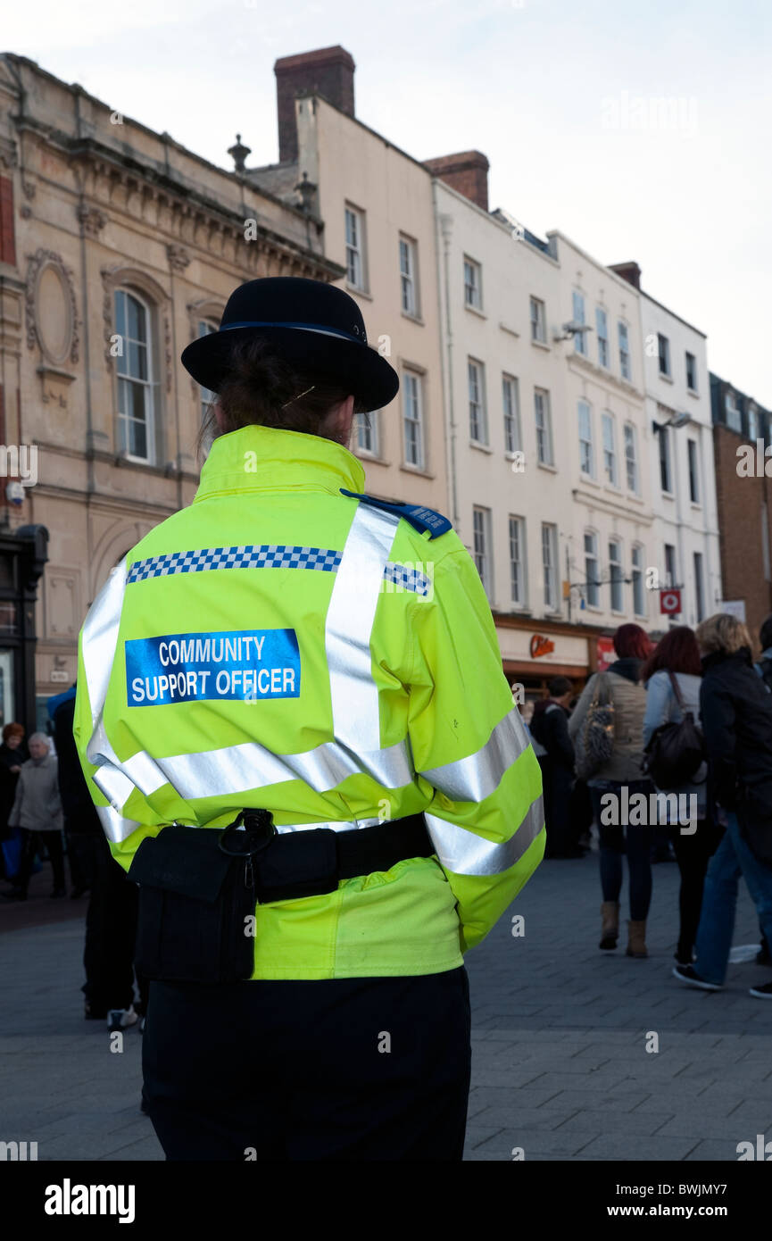 Frau Polizei Gemeinschaft unterstützen Offizier zu Fuß durch die Innenstadt von Hereford, UK. Heckansicht des weiblichen CSO. Stockfoto