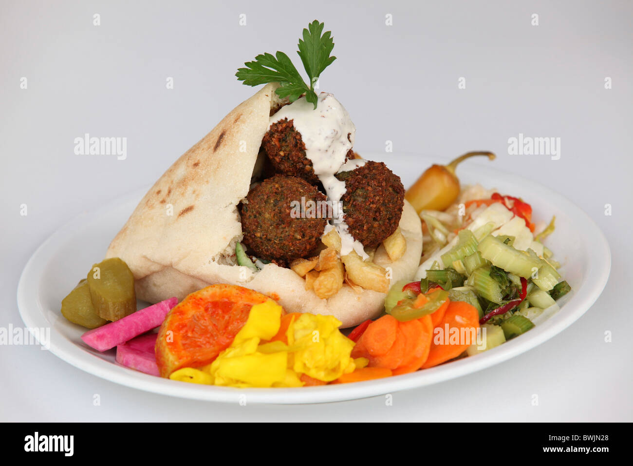 Falafel im Fladenbrot mit Salat und Tahini Sauce und Gurken Stockfoto
