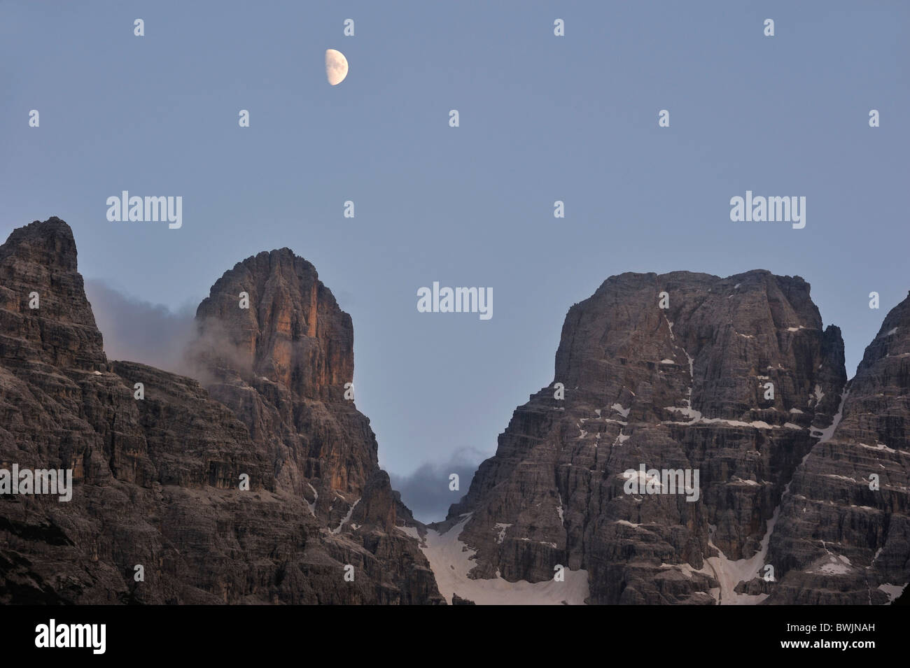 Mond über dem Berg Monte Cristallo in den Dolomiten, Italien Stockfoto