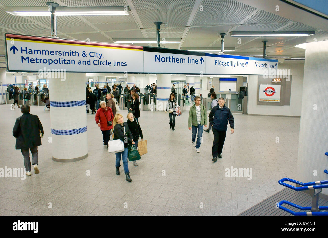 Kings Cross St. Pancras unterirdische u-Bahnstation Euston Road, London. Neue Ausfahrt Eingangsfoyer, Reisende und Wegweiser Stockfoto