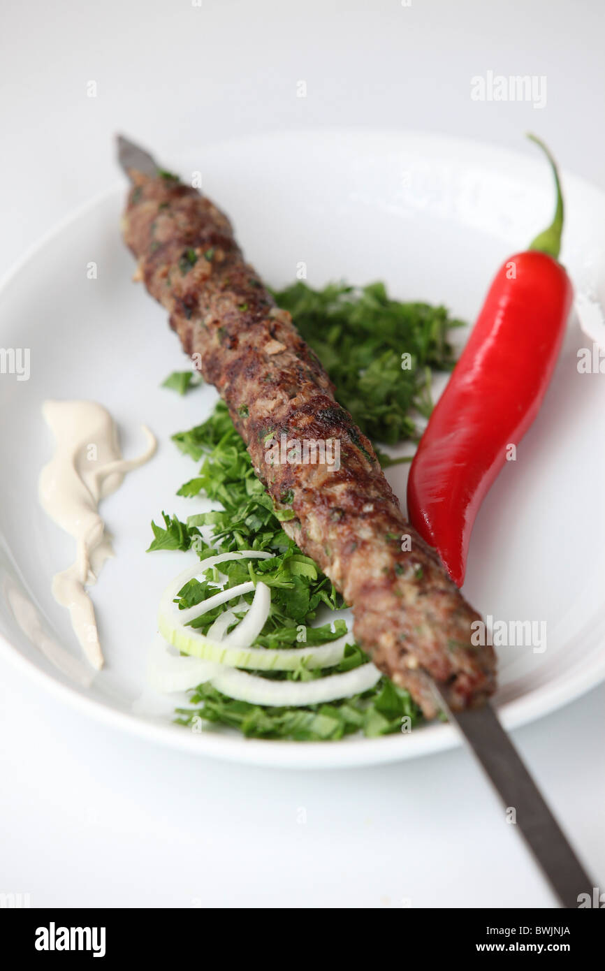 Lamm-Kebab-Spieße auf einer Platte Stockfoto