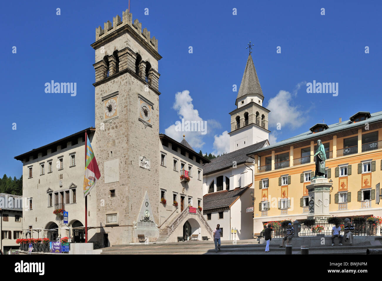 Platz mit der Statue des Malers Tizian / Tiziano Vecelli / Tiziano Vecellio in Pieve di Cadore, Dolomiten, Italien Stockfoto
