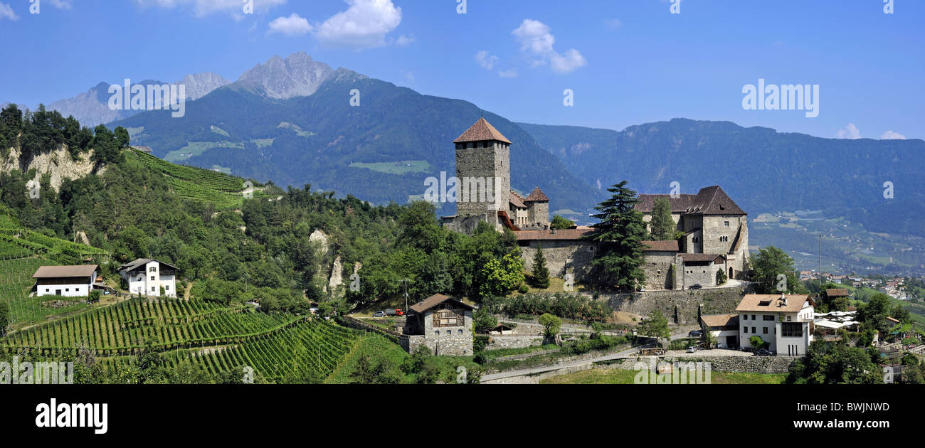 Die Burg Schloss Tirol und die Apfelplantage in Dorf Tirol / Dorf Tirol, Dolomiten, Italien Stockfoto