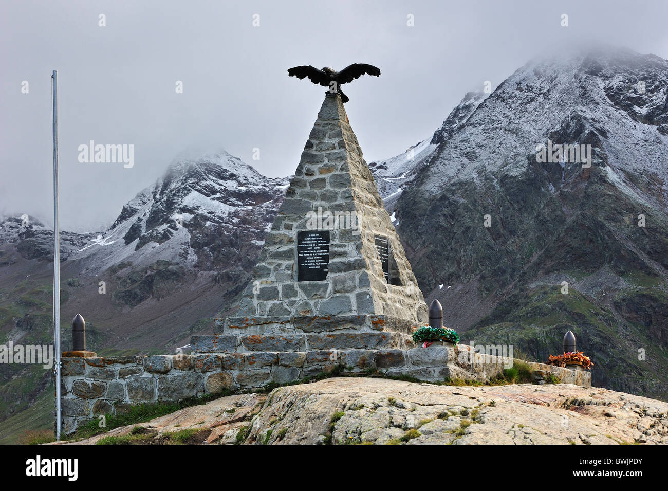 Zuerst würde Krieg ein Denkmal am Berg entlang in den italienischen Alpen, Lombardei, Italien Passo di Gavia pass Stockfoto
