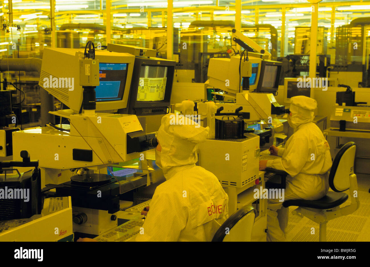 Europa, Deutschland, Sachsen, Dresden, Infineon Technologies, Arbeiter produzieren Mikroprozessoren in der Reinraumklasse 1 Stockfoto