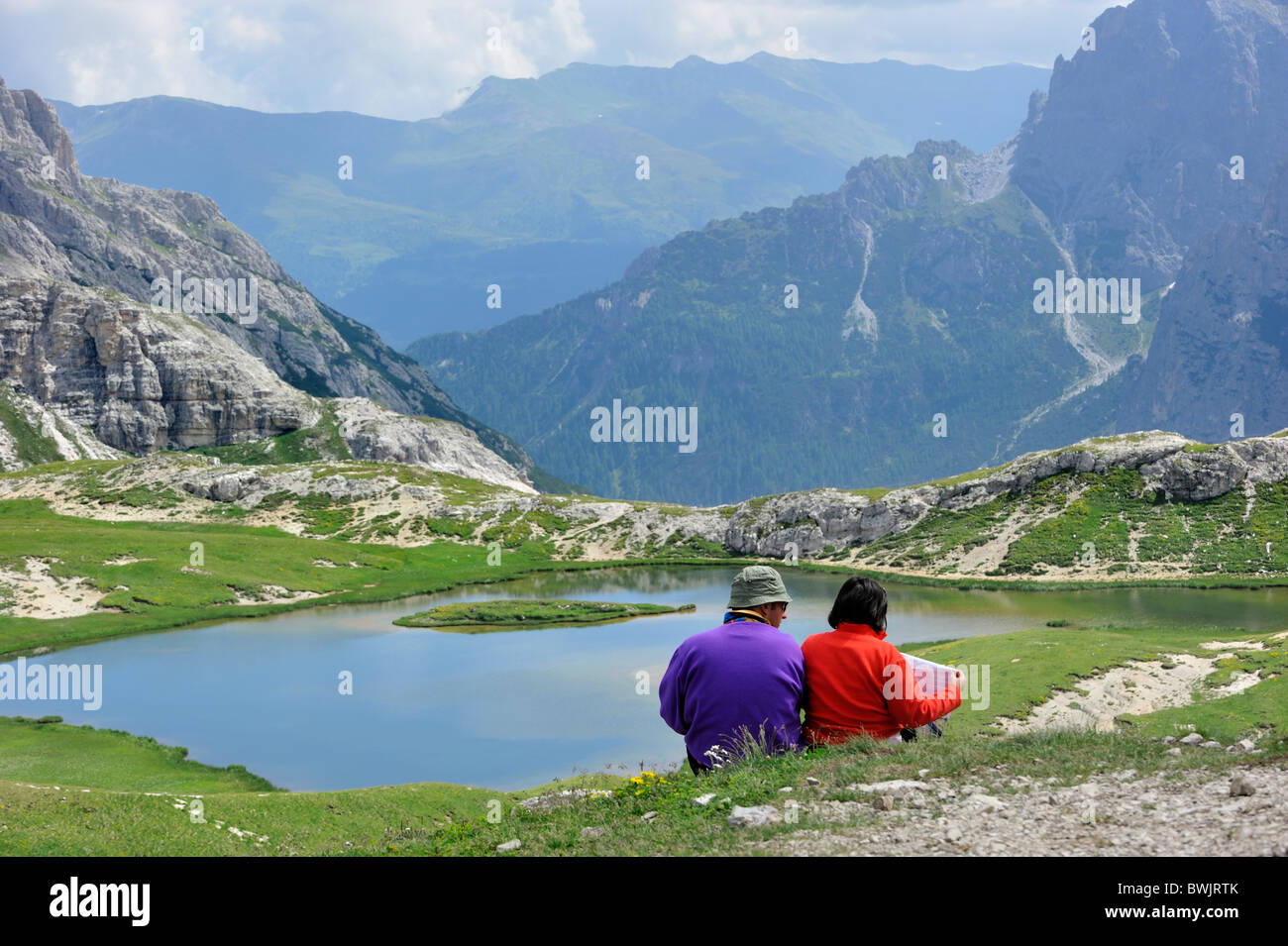 Paar Bergwanderer lesen Karte am See in den Dolomiten, Italien Stockfoto