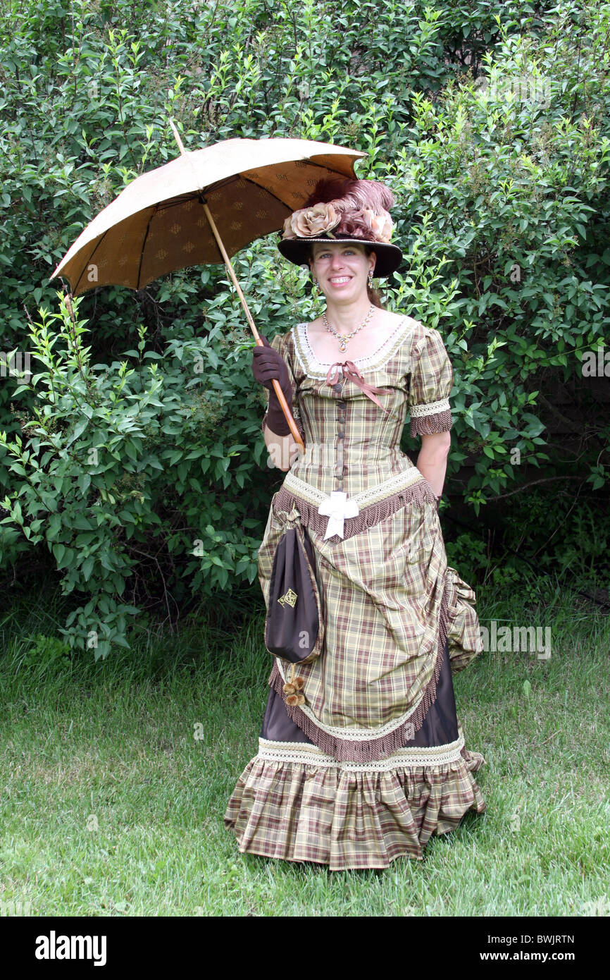 Dame Gekleidet In Richtigen Amerikanischen Spaten 1800er Jahren Fruhen 1900er Jahre Kleid Und Sonnenschirm Stockfotografie Alamy