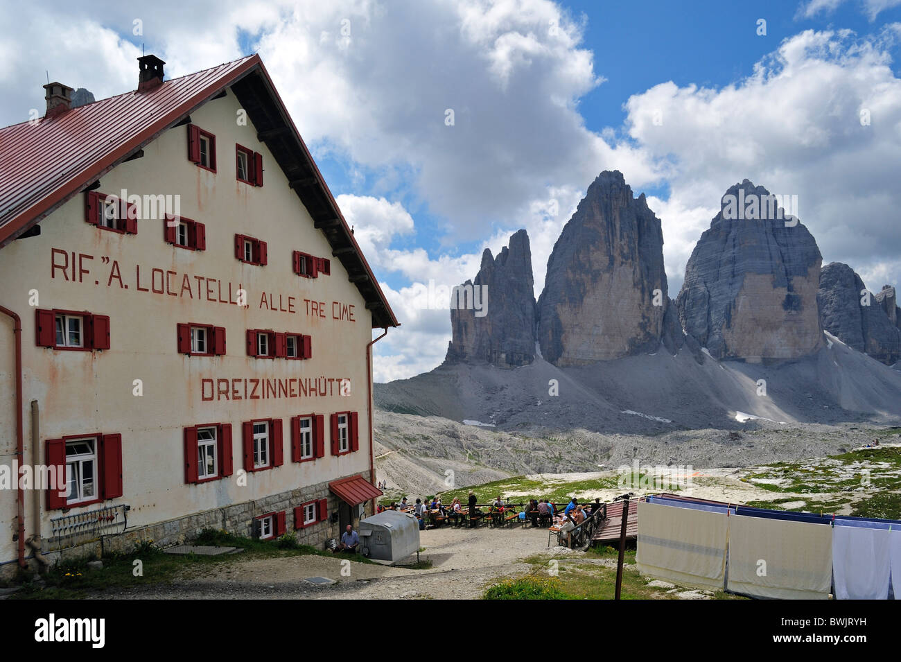 Die Berghütte Dreizinnenhütte / Rifugio Antonio Locatelli in der Nähe der Drei Zinnen / Tre Cime di Lavaredo, Dolomiten, Italien Stockfoto