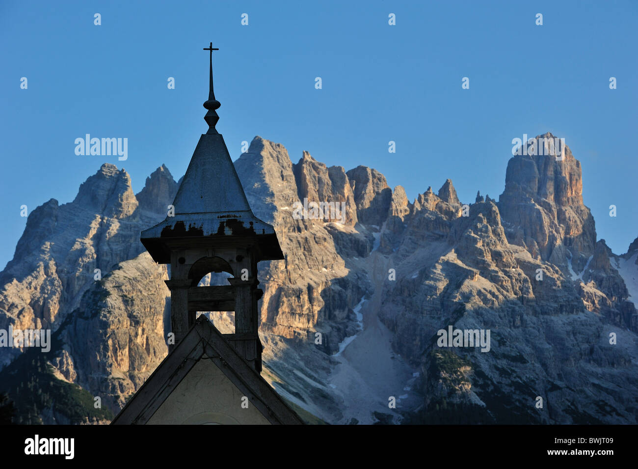 Kapelle und dem Berg Monte Cristallo in den Dolomiten, Italien Stockfoto